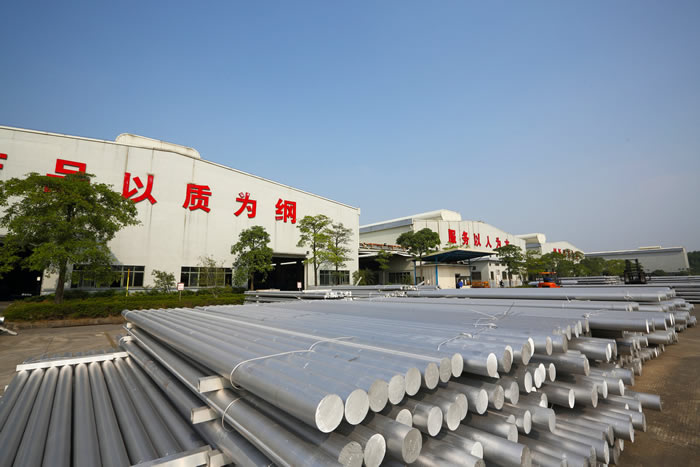 鋁型材熔鑄車間-成品鋁棒場地-工業鋁型材生產廠家